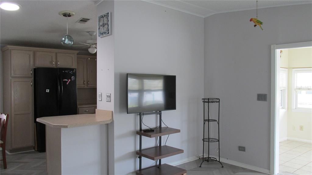 На продажу: $159,900 (2 спален, 2 ванн, 1040 Квадратных фут)