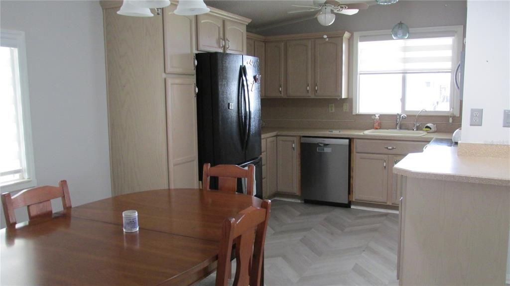 На продажу: $159,900 (2 спален, 2 ванн, 1040 Квадратных фут)