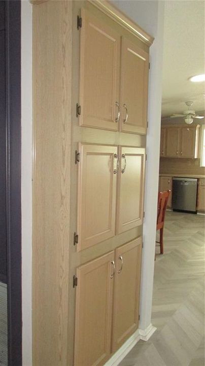 На продажу: $159,900 (2 спален, 2 ванн, 1040 Квадратных фут)