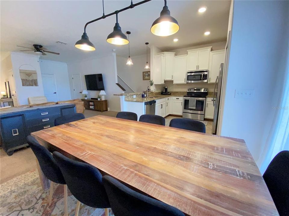 Activo con contrato: $234,000 (3 camas, 2 baños, 1666 Pies cuadrados)