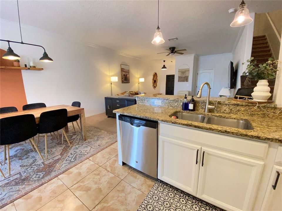 Activo con contrato: $234,000 (3 camas, 2 baños, 1666 Pies cuadrados)