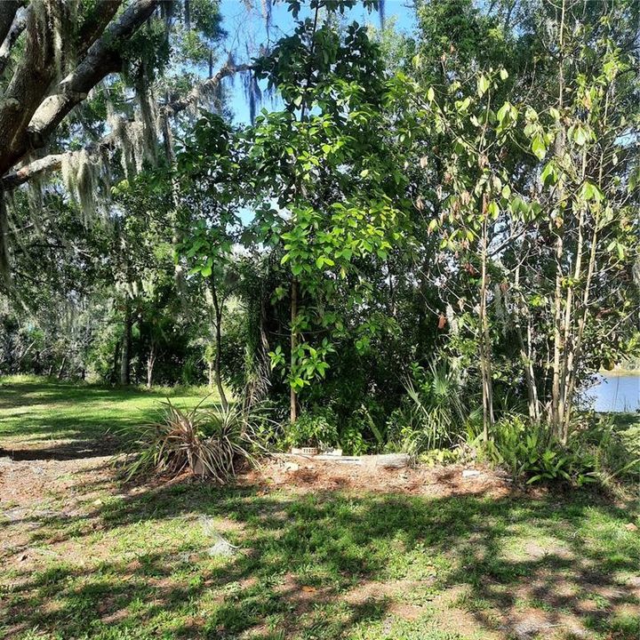 На продажу: $400,000 (0.92 acres)