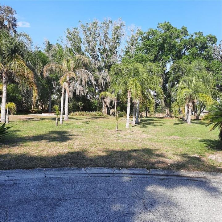 На продажу: $400,000 (0.92 acres)