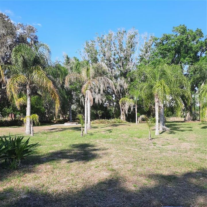 На продажу: $400,000 (0.92 acres)