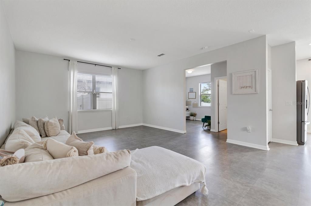 For Sale: $430,000 (4 beds, 3 baths, 2204 Square Feet)
