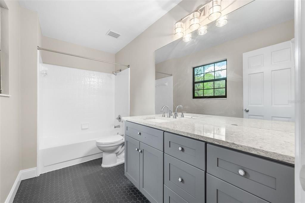 En Venta: $224,900 (3 camas, 3 baños, 1370 Pies cuadrados)