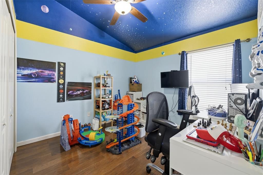 Activo con contrato: $339,000 (4 camas, 2 baños, 1881 Pies cuadrados)