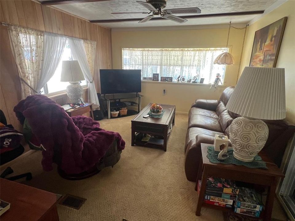 На продажу: $74,900 (2 спален, 1 ванн, 672 Квадратных фут)