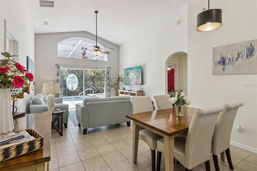 En Venta: $425,000 (4 camas, 3 baños, 1940 Pies cuadrados)
