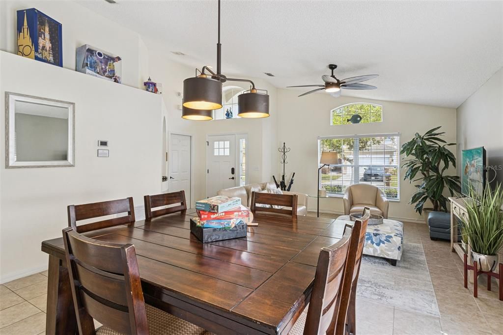 En Venta: $425,000 (4 camas, 3 baños, 1940 Pies cuadrados)