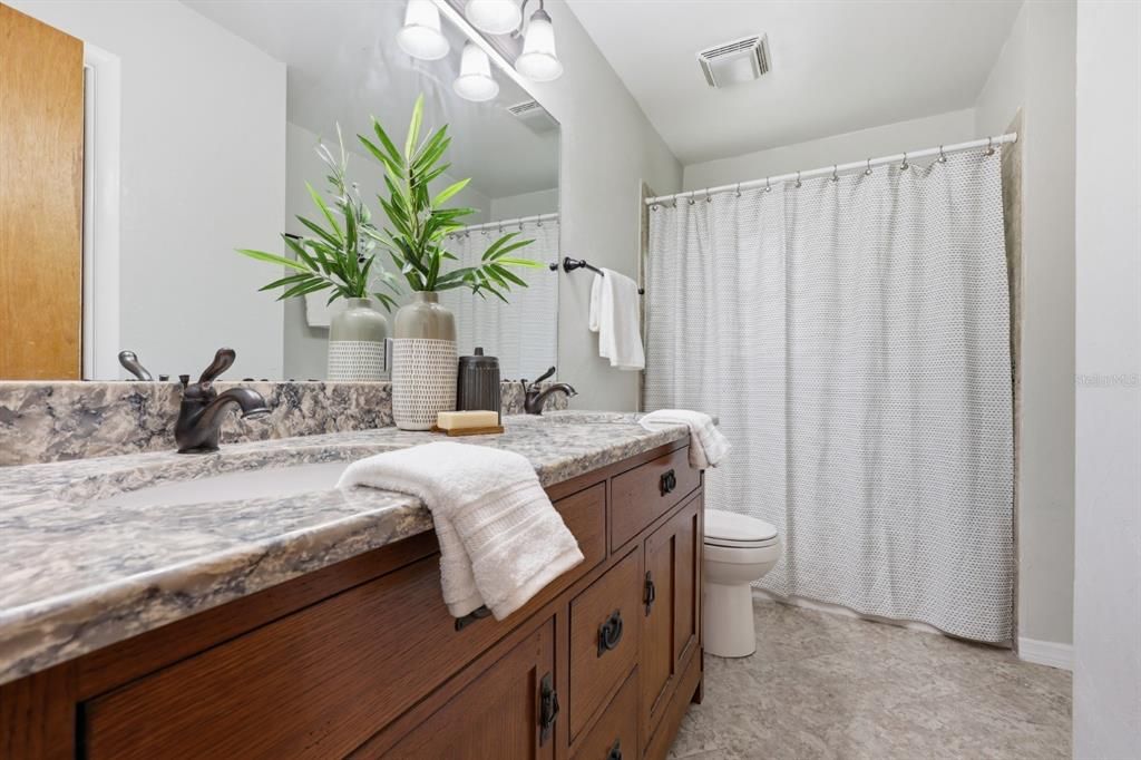 Activo con contrato: $414,327 (4 camas, 2 baños, 2221 Pies cuadrados)