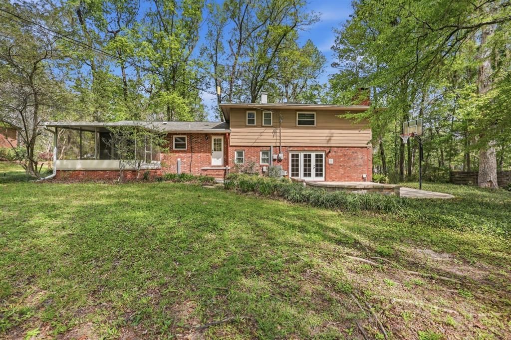 Activo con contrato: $414,327 (4 camas, 2 baños, 2221 Pies cuadrados)