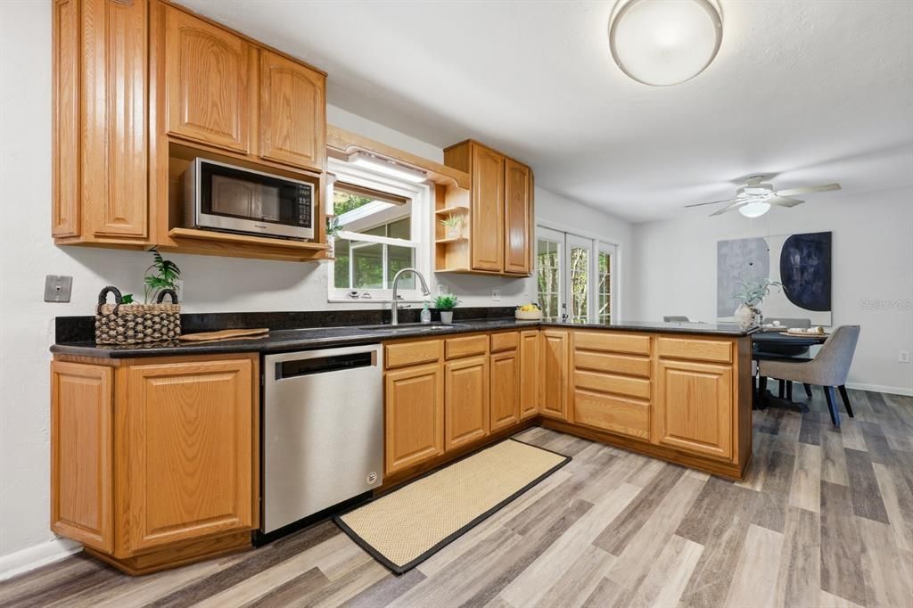 Activo con contrato: $414,327 (4 camas, 2 baños, 2221 Pies cuadrados)