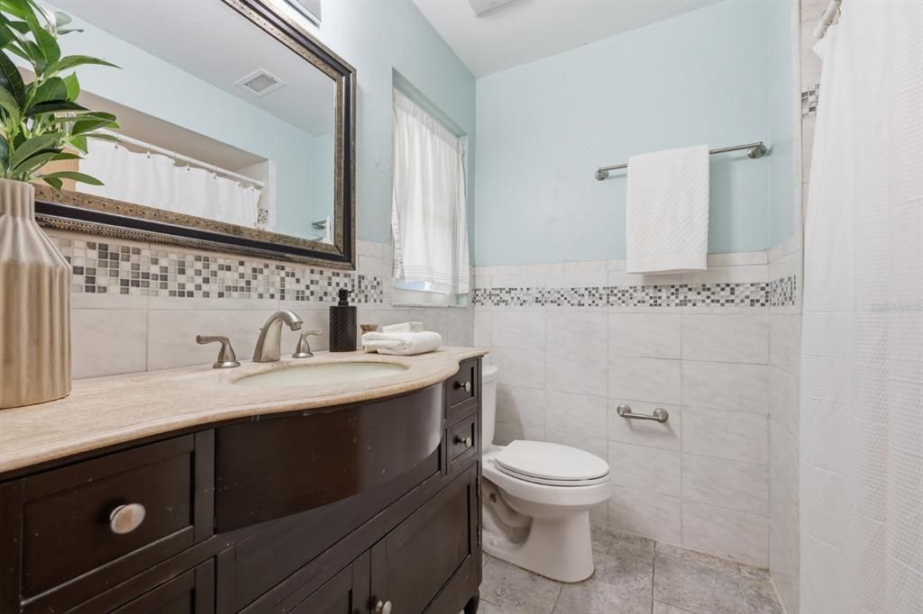 Activo con contrato: $414,327 (4 camas, 2 baños, 2221 Pies cuadrados)