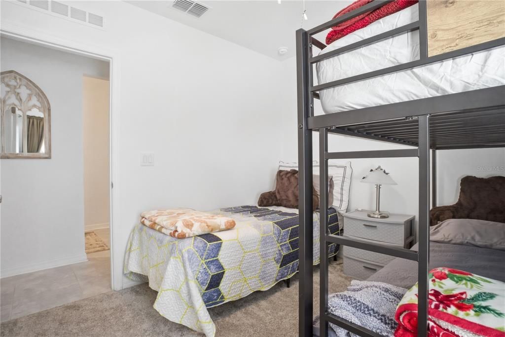En Venta: $350,000 (4 camas, 2 baños, 1935 Pies cuadrados)