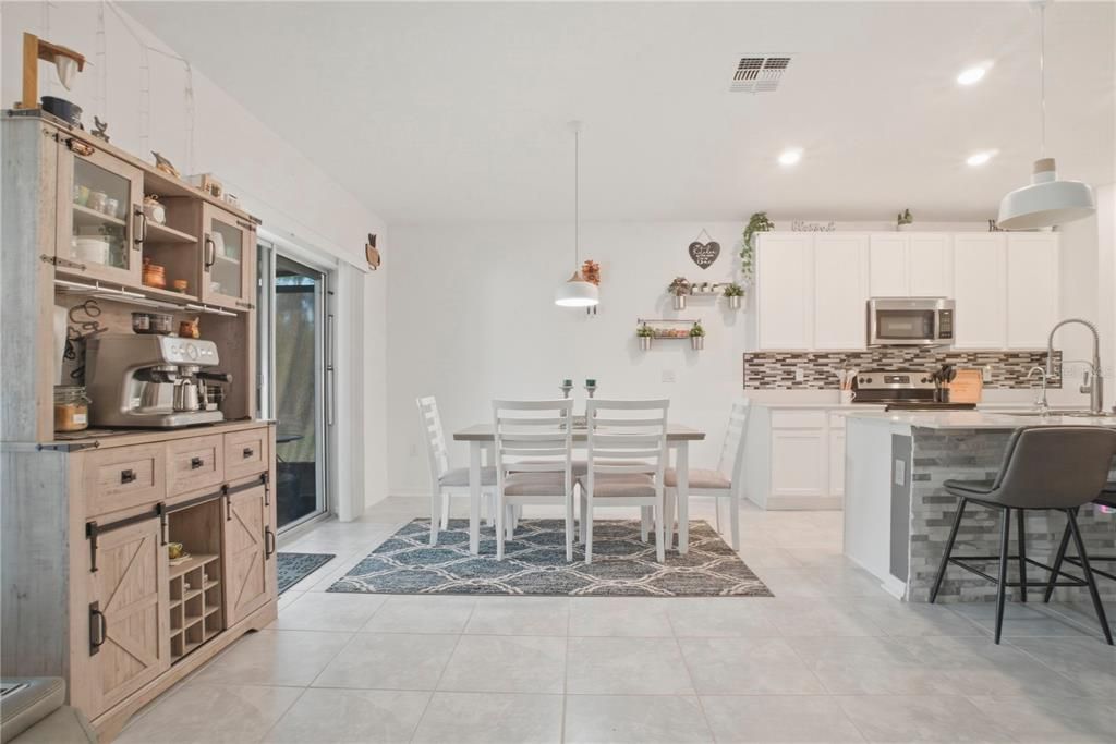 En Venta: $350,000 (4 camas, 2 baños, 1935 Pies cuadrados)