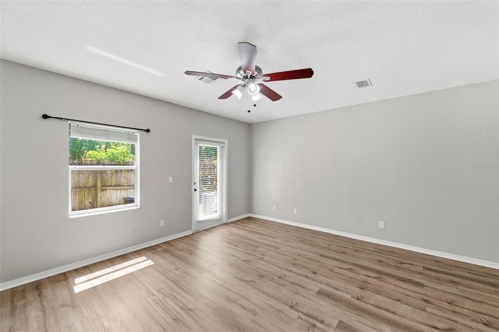 Active With Contract: $1,950 (2 beds, 1 baths, 1216 Square Feet)