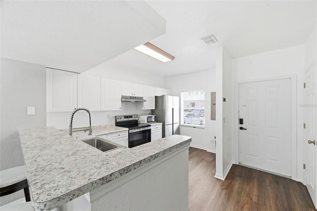 Active With Contract: $1,950 (2 beds, 1 baths, 1216 Square Feet)