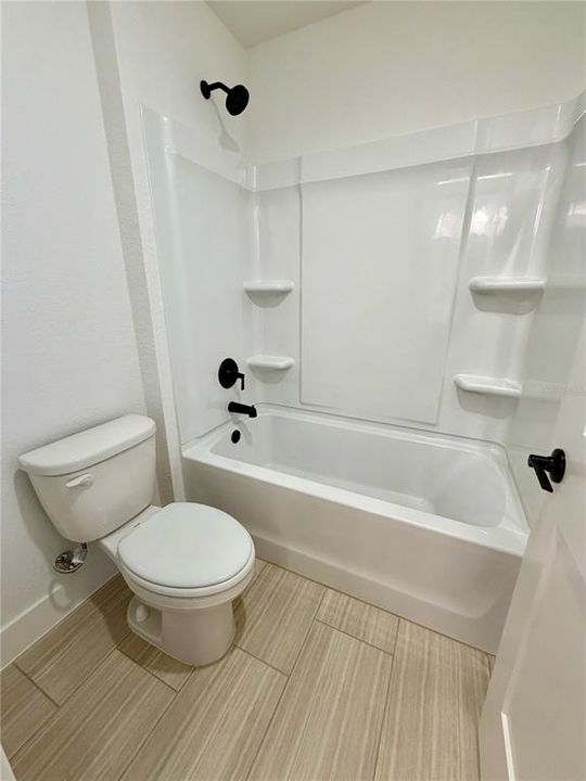 Activo con contrato: $363,950 (5 camas, 3 baños, 2705 Pies cuadrados)