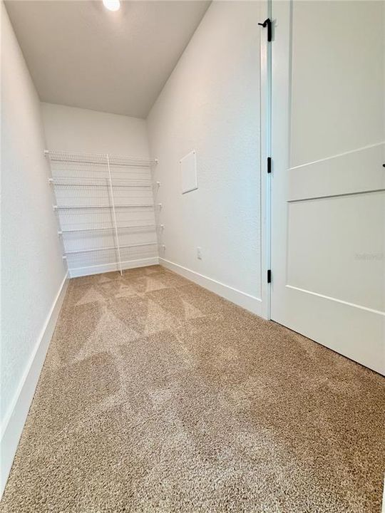 Activo con contrato: $363,950 (5 camas, 3 baños, 2705 Pies cuadrados)
