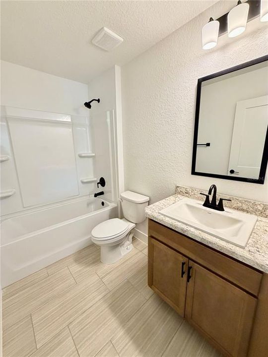 Activo con contrato: $363,950 (5 camas, 3 baños, 2705 Pies cuadrados)