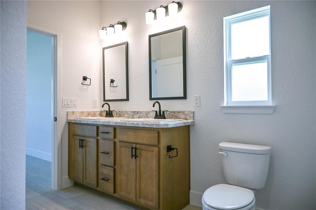 Activo con contrato: $363,950 (5 camas, 3 baños, 2705 Pies cuadrados)