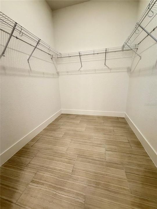 Activo con contrato: $363,950 (5 camas, 3 baños, 2705 Pies cuadrados)