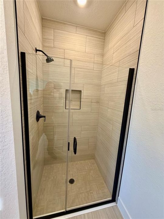 Activo con contrato: $363,950 (5 camas, 3 baños, 2705 Pies cuadrados)