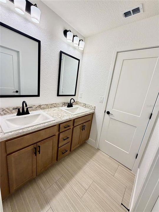Activo con contrato: $363,950 (5 camas, 3 baños, 2705 Pies cuadrados)