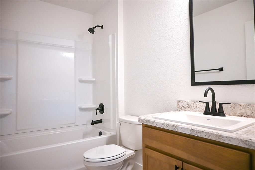 Activo con contrato: $363,950 (5 camas, 3 baños, 2705 Pies cuadrados)