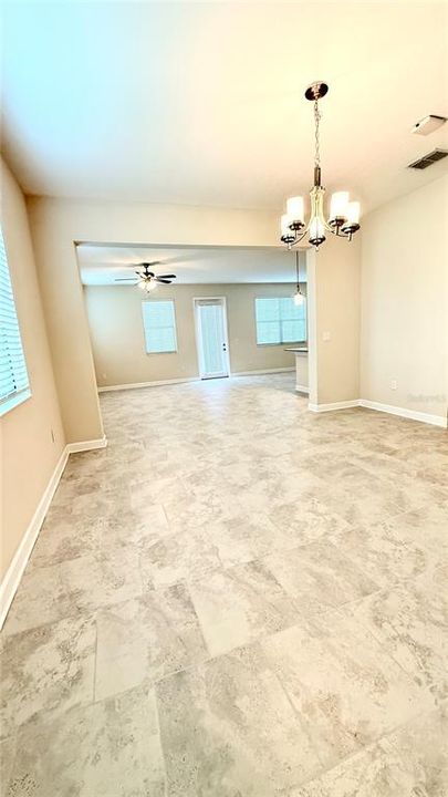 合同活跃: $389,000 (4 贝兹, 3 浴室, 2040 平方英尺)