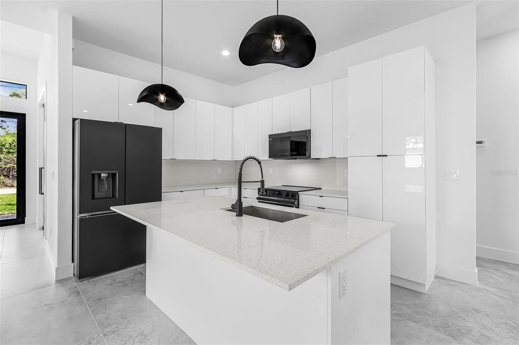 Под контрактом: $349,900 (3 спален, 2 ванн, 1650 Квадратных фут)
