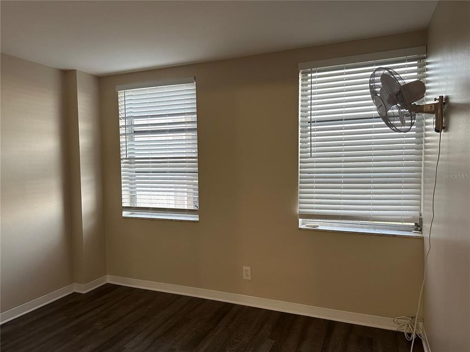 Active With Contract: $250,000 (2 beds, 2 baths, 1050 Square Feet)