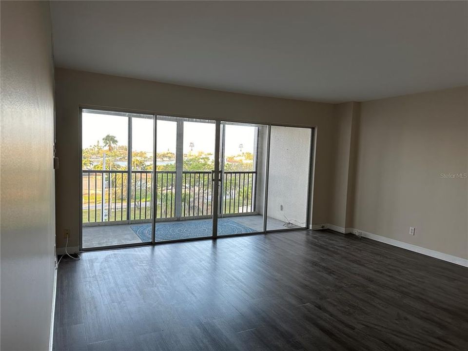 Active With Contract: $250,000 (2 beds, 2 baths, 1050 Square Feet)
