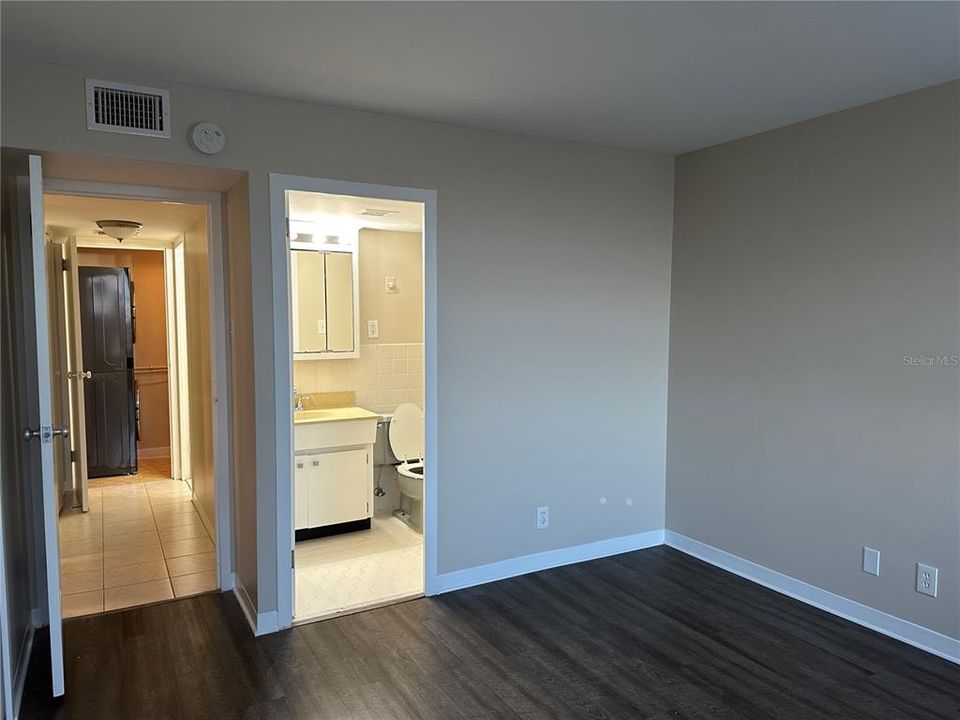 Active With Contract: $250,000 (2 beds, 2 baths, 1050 Square Feet)