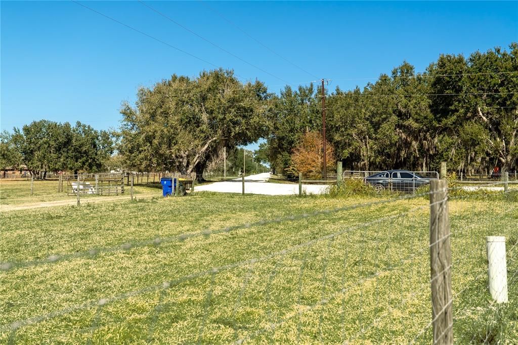 На продажу: $949,000 (52.21 acres)