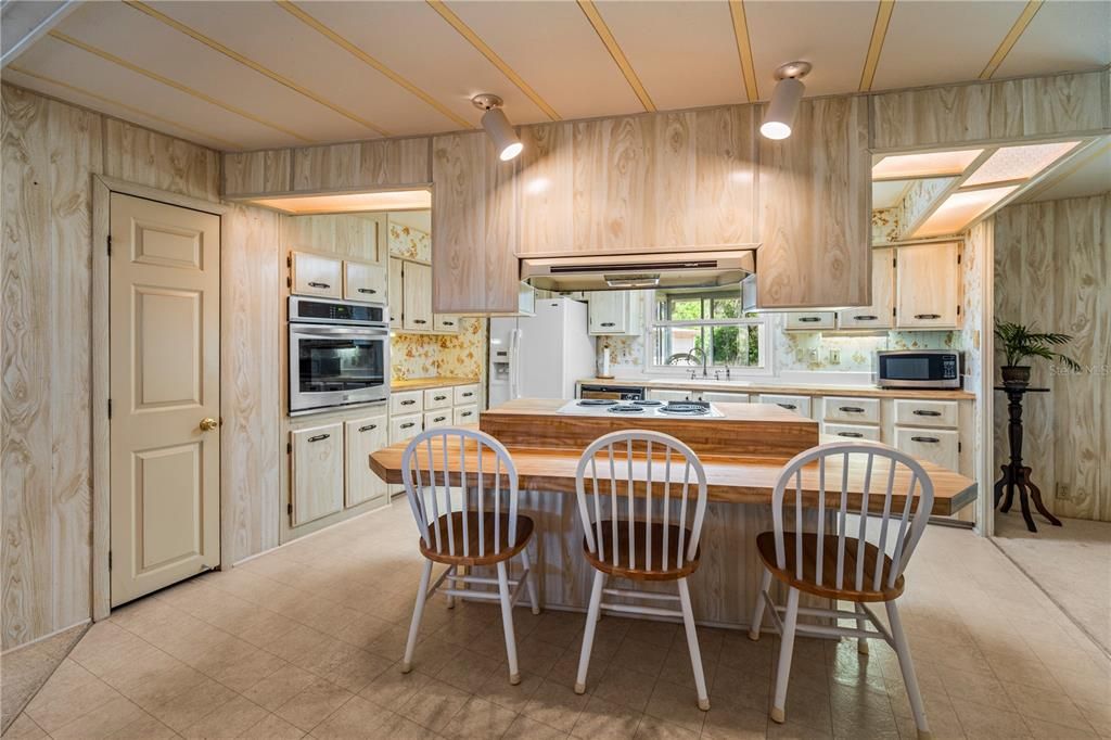 For Sale: $225,000 (3 beds, 2 baths, 1519 Square Feet)