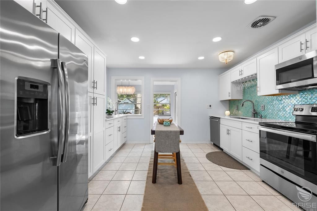 Active With Contract: $649,900 (2 beds, 1 baths, 1173 Square Feet)