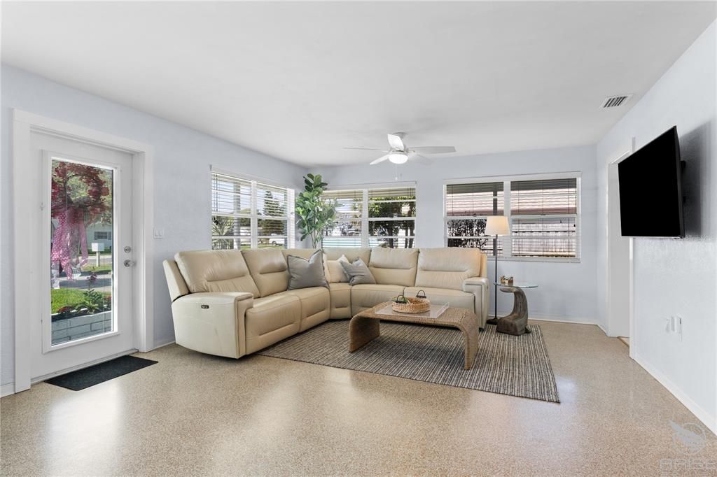 Active With Contract: $649,900 (2 beds, 1 baths, 1173 Square Feet)