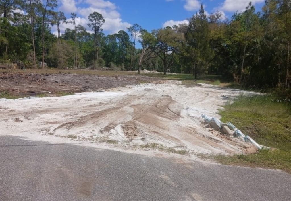 На продажу: $189,000 (1.01 acres)