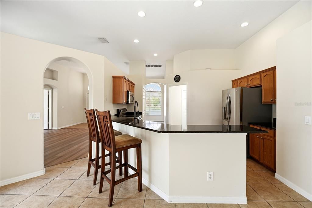 Activo con contrato: $398,000 (4 camas, 3 baños, 2130 Pies cuadrados)