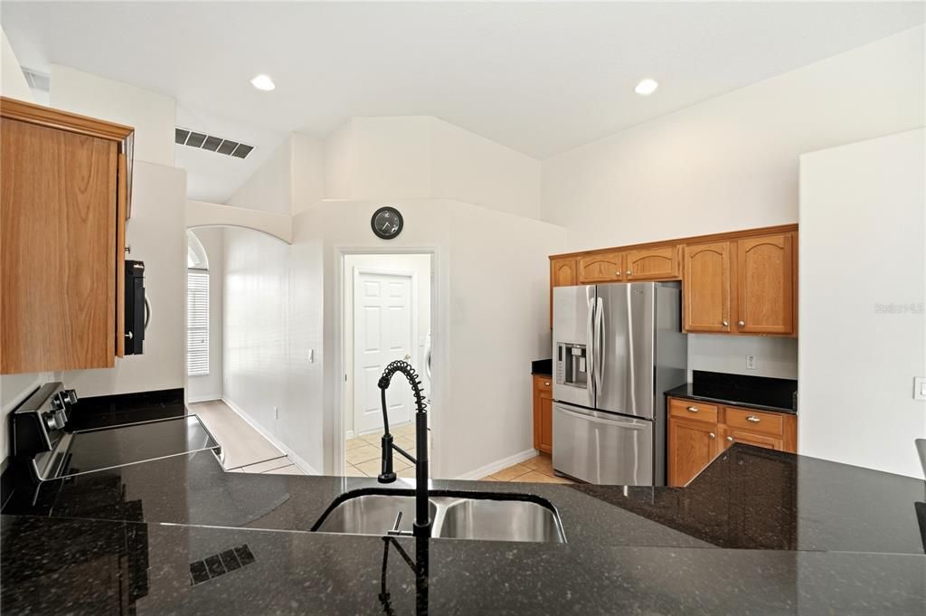Activo con contrato: $398,000 (4 camas, 3 baños, 2130 Pies cuadrados)