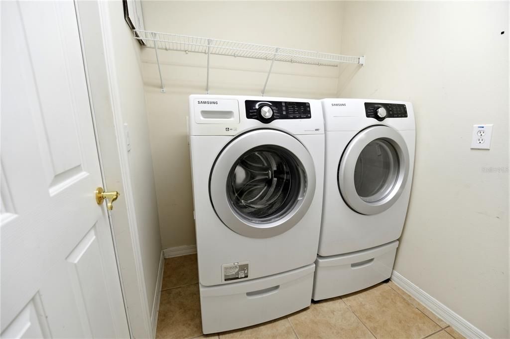 Activo con contrato: $398,000 (4 camas, 3 baños, 2130 Pies cuadrados)