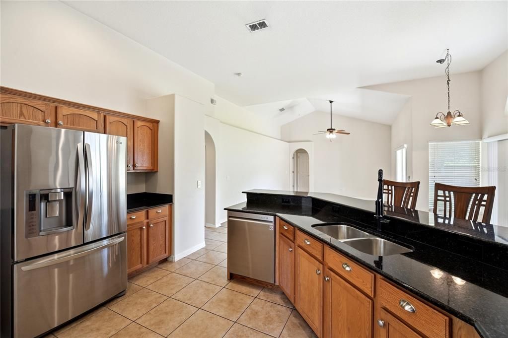 Activo con contrato: $398,000 (4 camas, 3 baños, 2130 Pies cuadrados)