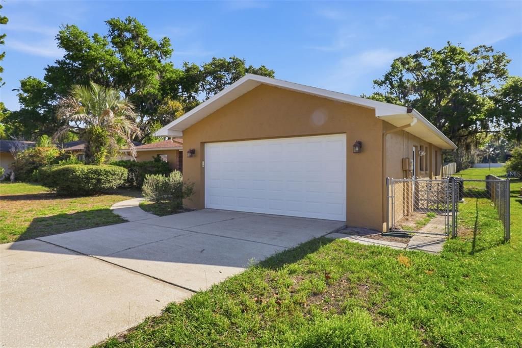 Active With Contract: $249,000 (2 beds, 2 baths, 1418 Square Feet)