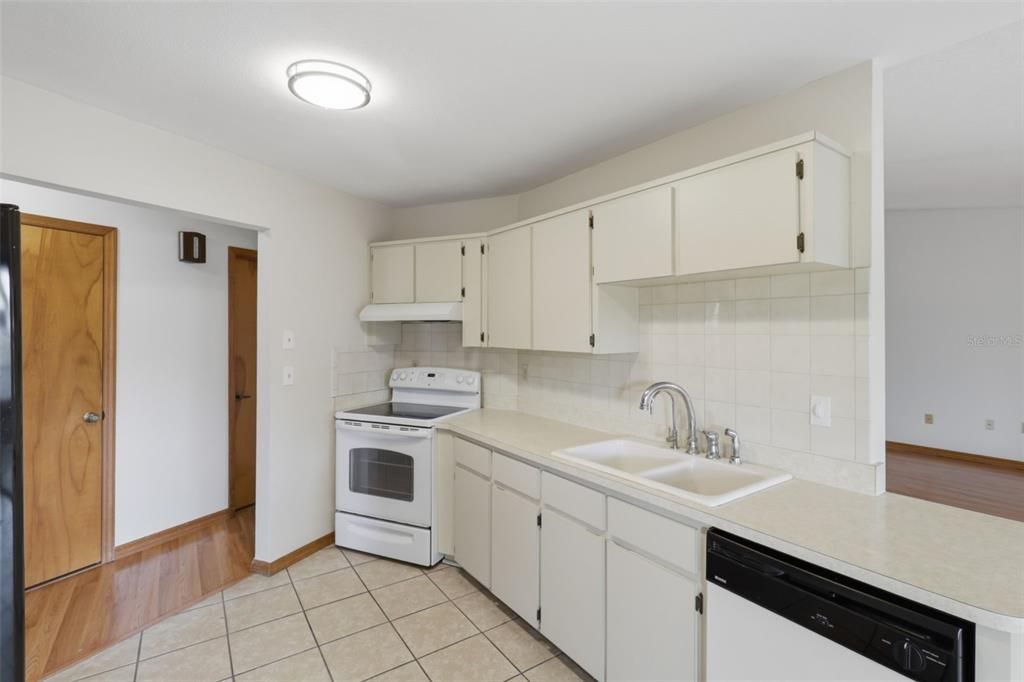 Active With Contract: $249,000 (2 beds, 2 baths, 1418 Square Feet)