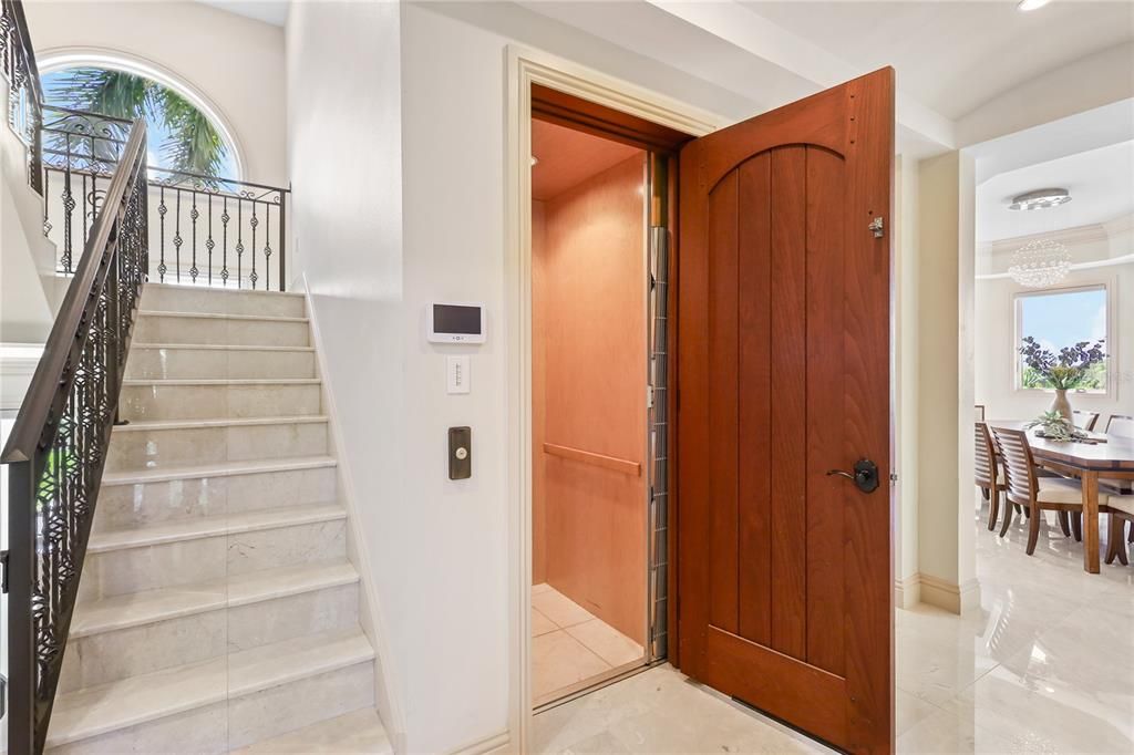 En Venta: $2,400,000 (4 camas, 3 baños, 4682 Pies cuadrados)