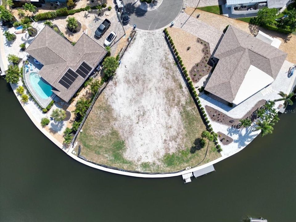 En Venta: $1,200,000 (0.30 acres)