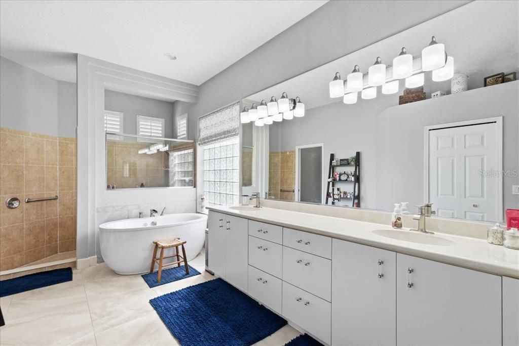 En Venta: $730,000 (3 camas, 2 baños, 2654 Pies cuadrados)