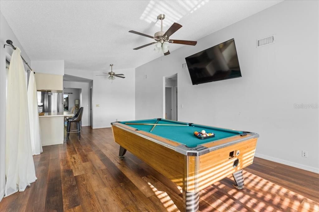 Activo con contrato: $349,900 (4 camas, 2 baños, 2177 Pies cuadrados)